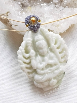 จี้หินเซอร์เพนไทน์แกะสลักเจ้าแม่กวนอิมพันมือ