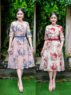 kudapy เดรสสั้นสีครีม/สีชมพู ผ้าชีฟองลายกุหลาบ แขนศอกกระโปรงทรงสวิงบาน ทรงเอวต่อแต่งแทบสีเดียวกับดอกไม้สวย