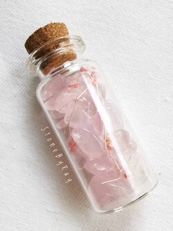 หินโรสควอตซ์ในขวดแก้ว Rose Quartz