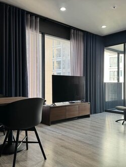 ให้เช่าคอนโด IDEO Mobi Asoke (ไอดีโอ โมบิ อโศก) - ห้องมุม2ห้องนอนตกแต่งเฟอร์เครื่องใช้ไฟฟ้าครบ - การเดินทาง: ใกล้ MRT เพชรบุรี และ Airport Link มักกะสัน - ใกล้ มศว. ประสานมิตร