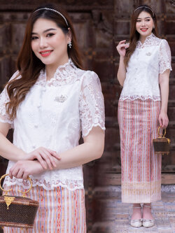 kudapy ชุดออกงาน ไปวัดทำบุญ สีขาว เสื้อผ้าลูกไม้ปักทอ กระโปรงผ้าไหมแพรทิพย์ ทรงจีบหน้า