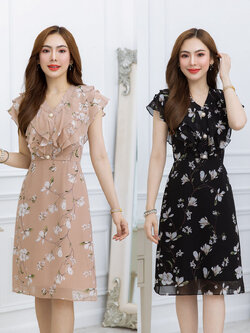kudapy เดรสสั้นสีสีชมพูนู้ด/สีดำ ชีฟองลายดอก เป็นคอวีระบายสามชั้นทั้งด้านหน้าและหลัง ดีเทลแต่งกระดุม