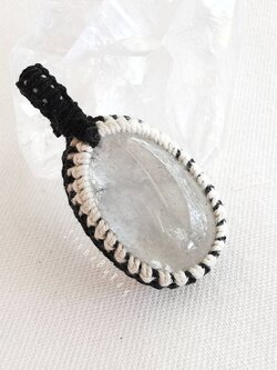 จี้เชือกถักล้อมหินคริสตัลควอตซ์