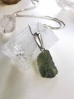 สร้อยคอเงินจี้สะเก็ดดาวโมดาไวท์(Moldavite)