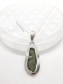สร้อยคอเงินจี้สะเก็ดดาวโมดาไวต์ Moldavite