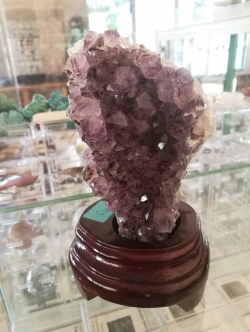 หินอเมทิสต์ผลึกธรรมชาติ