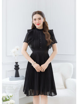 kudapy เดรสชีฟอง โทนสีชุดสวยขับผิว ช่วงแขนเป็นดีเทลแขนปลีกอัดพลีทเล็ก ช่วงคอเป็นพลีทเล็ก ช่วงอกเย็บพลีทเป็นแนวเกล็ดแต่งกระดุม