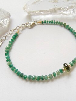 สร้อยข้อมือเงินสะเก็ดดาวโมดาไวต์กับมรกต Moldavite+Emerald