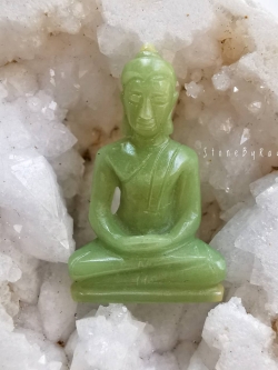 พระแก้วมรกตแกะสลักจากหินเรืองแสง