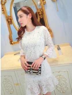 kudapy ชุดเดรสสั้นผ้าลูกไม้สีขาวแขนยาวปลายปากกว้างกระโปรงทำระบายสวยหรู