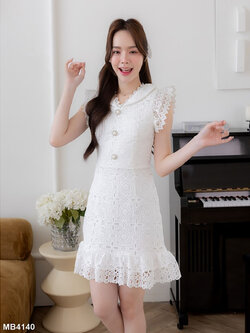 kudapy เดรสสั้นสีขาว ลูกไม้คอปกแขนระบาย