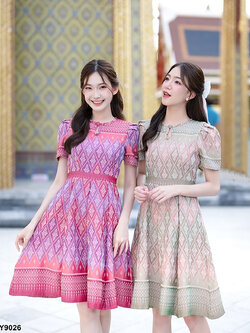 kudapy เดรสสีเขียว/สีชมพู เดรสทรงบานลายไทยแต่งคอหยดน้ำ