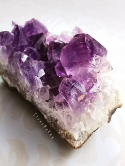 หินอเมทิสต์ผลึกธรรมชาติ