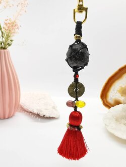 พวงกุญแจเชือกถักกับหินโกเมนก้อนธรรมชาติ