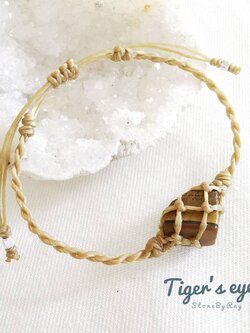 สร้อยข้อมือเชือกถักหินตาเสือ