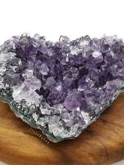 หินอเมทิสต์ผลึกธรรมชาติ Amethyst