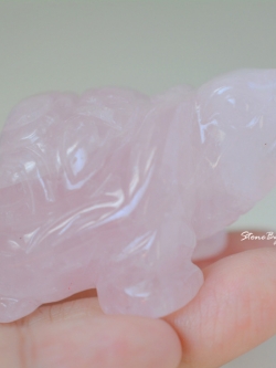 หินโรสควอตซ์แกะสลักรูปเต่า (Rose Quartz)