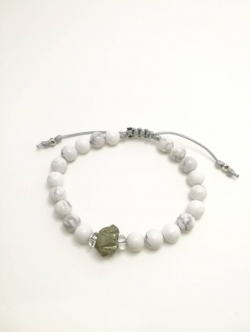 สร้อยข้อมือหินฮาวไลท์กับไพไรต์ผลึกธรรมชาติ