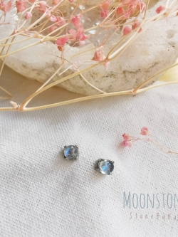 ต่างหูมูนสโตนเหลือบสีฟ้า(Minimal Earring)