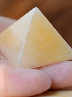 หินแคลไซต์เจียรทรงพีระมิด(Calcite Pyramid)