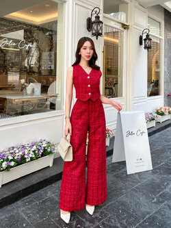 kudapy ชุดเซ็ทสีแดงลายสก้อต เสื้อแขนกุดลายสก้อตแดงสลับดำทรงเข้ารูป เข้ารูปมาพร้อมกับกางเกงขายาวทรงปล่อย