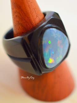 พลอยโอปอลดีไซน์กับแหวนหินออนิคแกะสลัก (Opal with onyx carved stone ring.)