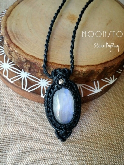 สร้อยคอเชือกถักจี้หินมูนสโตน