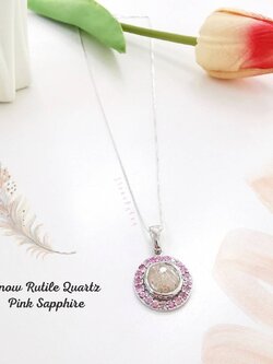 สร้อยคอเงินจี้หินไหมหิมะล้อมด้วยพิ้งแซฟไฟร์ Snow Rutile Quartz
