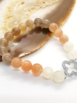 สร้อยข้อมือมัลติมูนสโตนร้อยกับจี้เงินใบโคลเวอร์