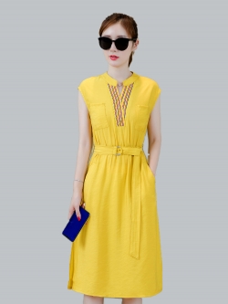 ชุดเดรสสีเหลืองนวล ผ้าคอตตอน ไหล่บ่าล้ำ