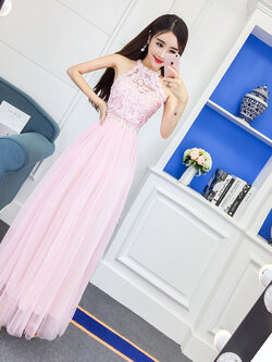 kudapy เดรสยาวออกงานสีชมพู คล้องคอปักมุก+เพชรรอบคอและเอว ช่วงหน้าอกเป็นผ้าถัก กระโปรงเป็นผ้ามุ้ง