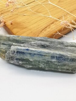 หินไคยาไนท์ผลึกก้อนธรรมชาติ (Kyanite)