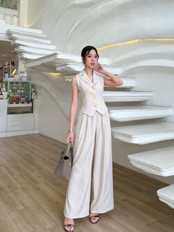 kudapy เซ็ทเสื้อแขนกุดเข้ารูปมาพร้อมกับกางเกงขายาวทรงปล่อย ตัวเสื้อแต่งกระดุมจริงสีทองปลายทรงแหลม