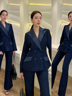 kudapy setเสื้อเบเซอร์และกางเกงขายาวสีกรม เรียบหรู เสื้อสูทแต่งปกผ้าเงาให้ดูเด่น วกระดุมใช้ผ้าเดียวกับปกเสื้อ แมทช์กันออกมาได้สวยดูแพง