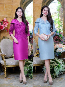 kudapy เดรสสั้นสีบานเย็น/สีฟ้า ผ้าไหมญี่ปุ่นบวกกับลูกไม้เงาทอผสมดิ้นปักตกแต่งเลื่อม ช่วงอกมีตกแต่งด้วยเข็มกลัดเพชร งานแขนศอกกระโปรงความยาวเท่าเข่า