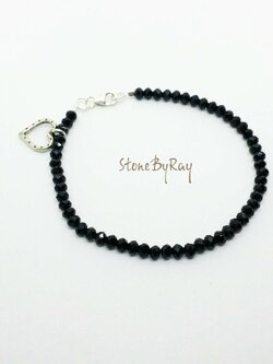 สร้อยข้อมือแบล็กออนิกเจียรเหลี่ยมกับจี้เงินรูปหัวใจ