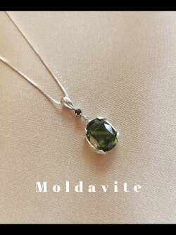 สร้อยคอเงินจี้สะเก็ดดาวโมดาไวท์กับสะเก็ดดาวสีดำ Moldavite+Tektite