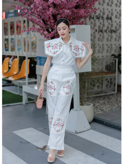 kudapy ชุดเซตสีขาว 2 ชิ้น ผ้าลูกไม้อัดกาวงานปักดอกไม้ คอปกงานปักดอกไม้ กางเกงปักดอกไม้