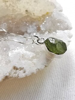 สร้อยคอเงินจี้พลอยเพอริดอทก้อนธรรมชาติ