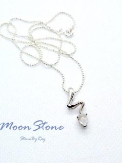 สร้อยคอเงินจี้หินเรนโบว์มูนสโตน
