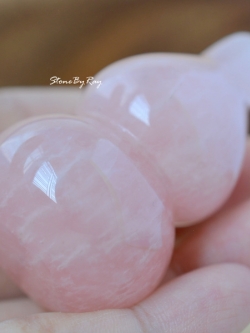 หินโรสควอตซ์แกะสลักรูปน้ำเต้า (Rose Quartz)