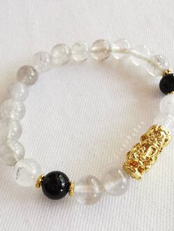 สร้อยข้อมือหินอาเกตร้อยกับหินไหมทองและปี่เซียะ