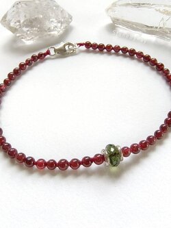 สร้อยข้อมือเงินสะเก็ดดาวโมดาไวต์กับโกเมน Moldavite+Garnet