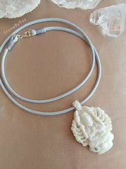 สร้อยคอเชือกกับจี้หินเซอร์เพนไทน์แกะสลักเจ้าแม่กวนอิมพันมือ