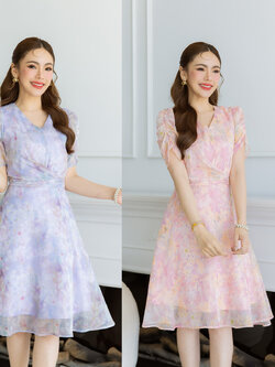 kudapy เดรสผ้าไหมชีฟอง บางเบามีประกายวิ้งค์ๆ ผ้าสีสวยมาก เนื้อผ้าจะโปร่งแสง ดีเทลช่วงแขนเย็บจั้มสวยมีเลเยอร์ ช่วงเอวตีเกล็ด