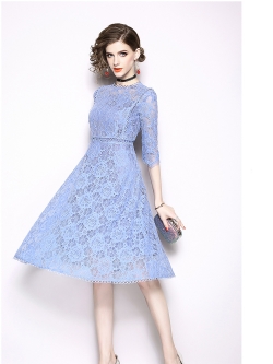 เดรสผ้าลูกไม้เนื้อนิ่มสีฟ้า แขนยาวสามส่วน คอเสื้อ หน้าอก เอว และชายกระโปรงแต่งด้วยผ้าถักโครเชต์รูปวงกลม