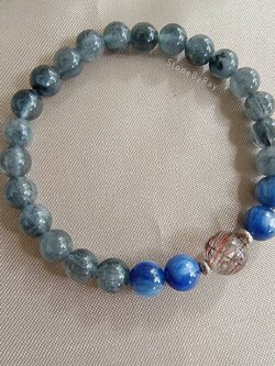 สร้อยข้อมือควอตซ์ไหมสีเทาน้ำเงินร้อยกับไคยาไนท์และไหมเศรษฐี