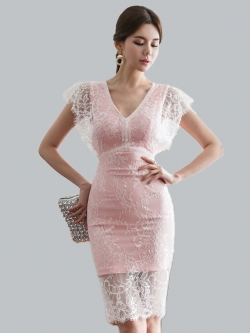 ชุดเดรสผ้าลูกไม้ขาวซับในสีชมพู ไหล่บ่าล้ำ คอวี เดรสทรงตรงสอบ