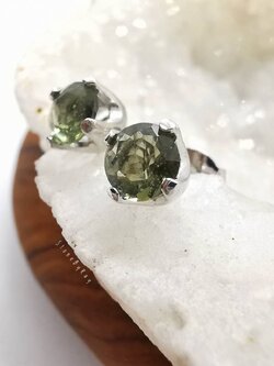 ต่างหูเงินสะเก็ดดาวโมดาไวท์ Moldavite