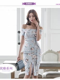 ชุดเดรสเปิดไหล่ ผ้าคอตตอนพื้นสีฟ้า พิมพ์ลายดอกไม้โทนสีขาว